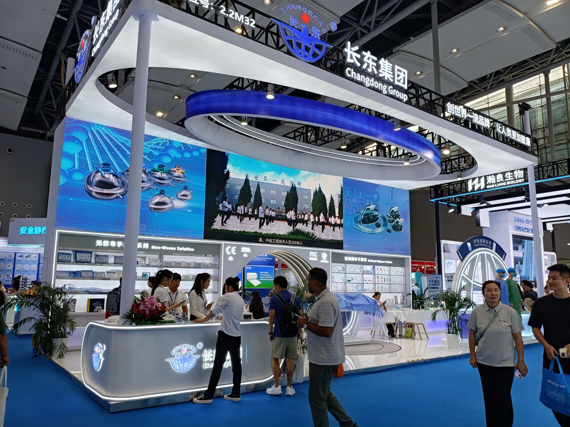 華南口腔展展臺(tái)設(shè)計(jì)，科技互動(dòng)讓客流變留客