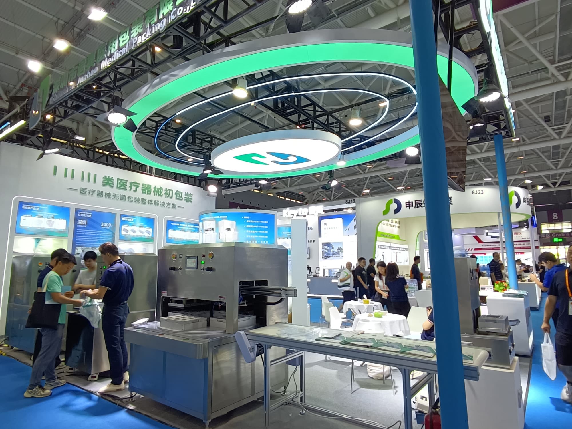 大健康展展臺(tái)設(shè)計(jì)：綠色科技風(fēng)，契合展會(huì)調(diào)性更吸睛